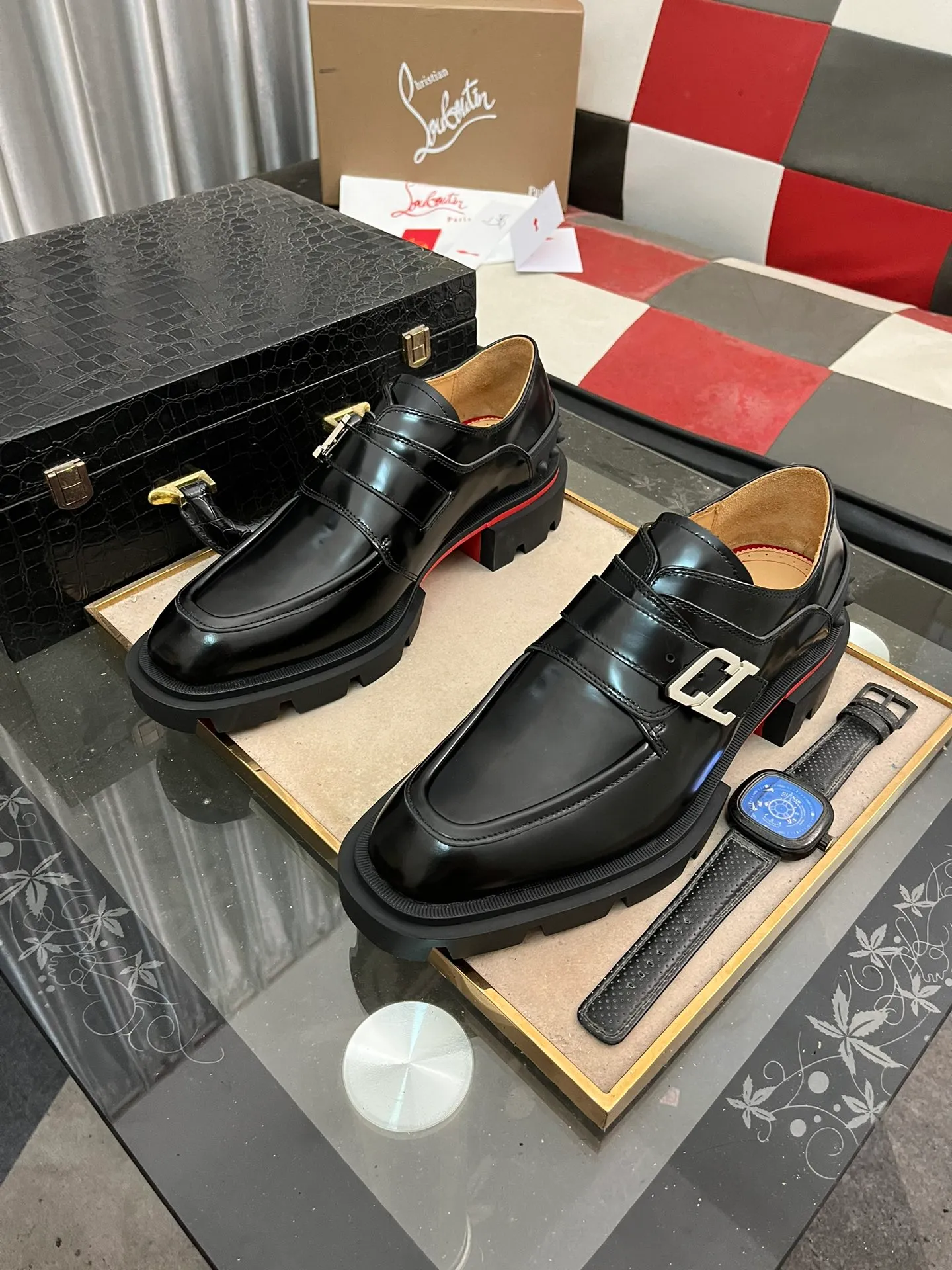 Men's shoes 💰820⌚️⌚️CL New formal leather shoes Christia* Loubouti* red-soled shoes GREGGO men's Oxford shoes Made of imported cowhide/glossy patent leather/stitched contrasting high silk suede. Three-section toe design. Iconic red outsole, the ultimate personalized shoe. Original color cowhide lining. Original Italian leather outsole; fine workmanship brings you a luxurious experience. With its neat silhouette and straightforwardness, GREGGO men's Oxford shoes are Oxford shoes born for city roaming. The elegant lines and classic silhouette exude eternal charm. The black patent leather material is exquisite and eye-catching, adding a sense of luxury to the overall look. The slender toe design is full of elegance, and matched with closed shoelaces of the same color, the sophistication is invisible. The slim sole design provides the shoes with a light foot feel, elegant steps, and a refined and elegant look. Shows outstanding texture.  Standard leather shoe size: 38-44